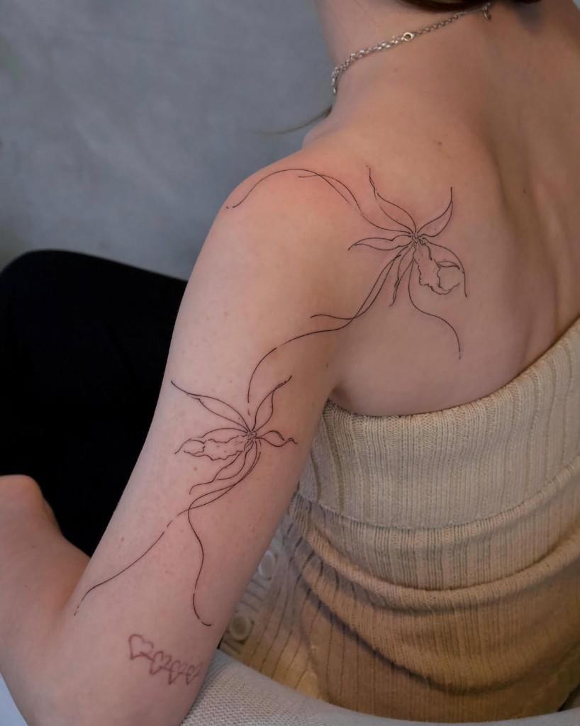 Fine-line shoulder tattoo by giosuhettattoo